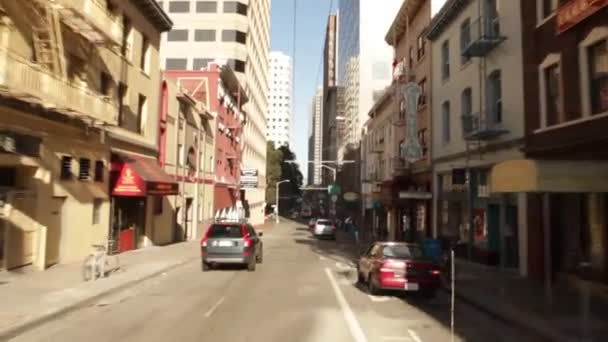 Bil som kör genom San Francisco — Stockvideo