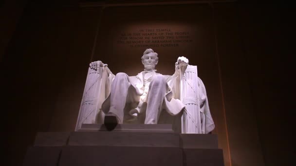Άγαλμα Αβραάμ Λίνκολν στο Μνημείο Λίνκολν στην Ουάσιγκτον, τη νύχτα — Αρχείο Βίντεο