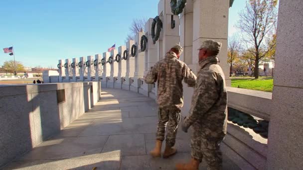 Vojáci chodí památník druhé světové války — Stock video