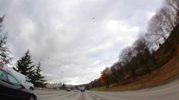 Автомобили едут по шоссе — стоковое видео