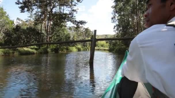 Canoe floating down river — Stock Video