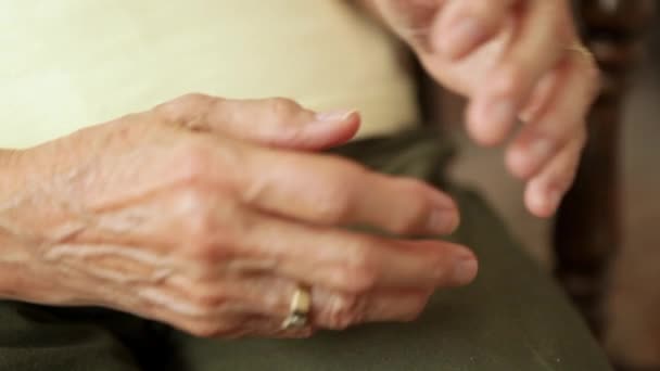 Un primer plano de las manos apretadas de una anciana con su anillo de bodas a la vista . — Vídeos de Stock