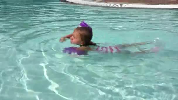 Bambina che remava in una piscina — Video Stock