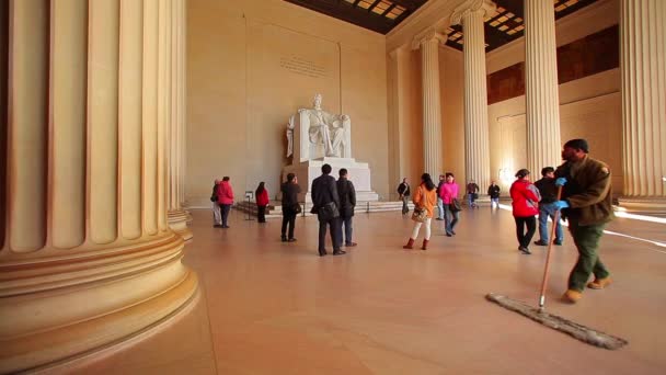 看着在华盛顿的林肯纪念堂的游客 — 图库视频影像