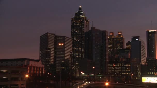 Aydınlatıcı ışıklarla geceleri Atlanta Skyline. — Stok video