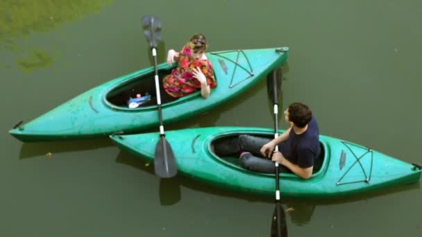 Weergave van 2 mensen die zitten in kajaks in de San Antonio River. — Stockvideo