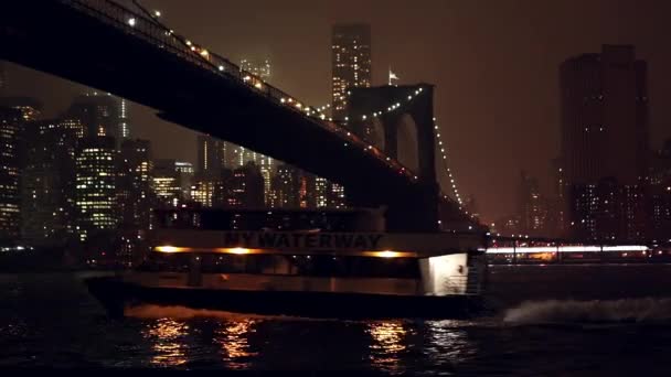 Іст-Рівер і Бруклінський міст, як crusies човен — стокове відео