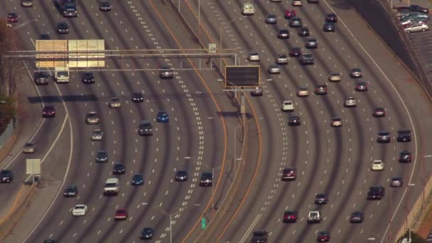 Una toma estática y media de autos fluyendo en la autopista en Atlanta, Georgia . — Vídeo de stock