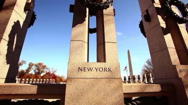 Dolly atış İkinci Dünya Savaşı Anıtı sütunlar Washington DC lens ile flare — Stok video