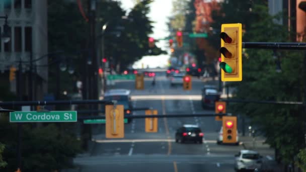Statyczne ujęcie światłach ulicy Cordova w Vancouver. — Wideo stockowe