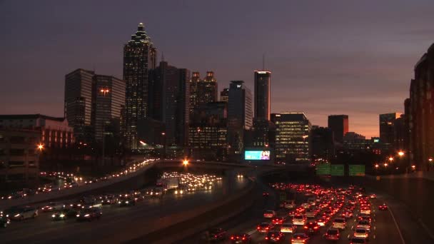 Atlanta Skyline con el tráfico por debajo . — Vídeo de stock