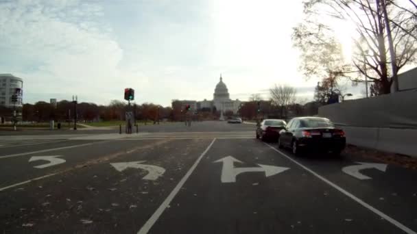 En handhållen skott kör mot US Capitol Building i Washington Dc — Stockvideo