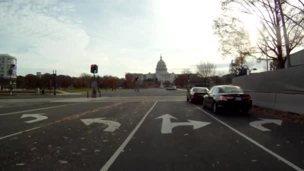 Een handheld schot richting de VS-Capitool in Washington Dc — Stockvideo