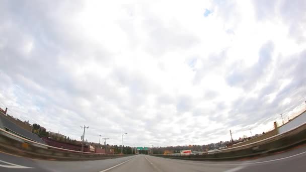 Autók meghajtó az autópályán — Stock videók