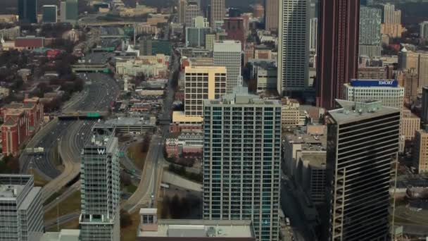 Atlanta Skyline avec des voitures sur l'autoroute — Video