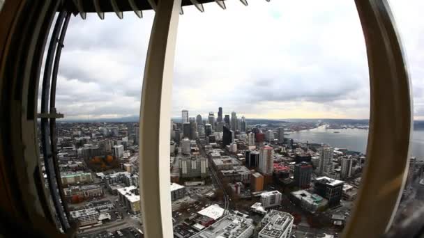 Superwide vy från inuti hissen går ner på Space Needle.. — Stockvideo