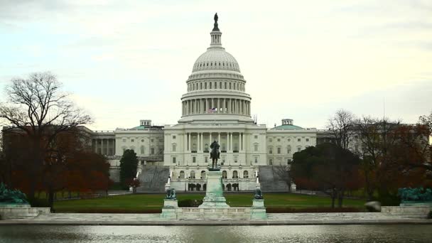 Un plan complet et statique du Capitol Dome Building des États-Unis contre un ciel bleu et nuageux . — Video