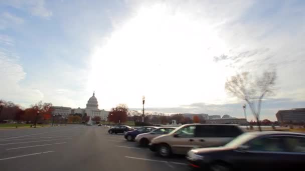 Lange afstand tracking shot van het Capitool ons met lens flare — Stockvideo