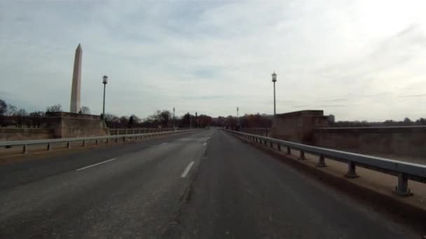흐린된 날에 워싱턴 기념비는 다리 운전. — 비디오