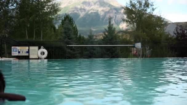 Niño negro remando en una piscina . — Vídeo de stock