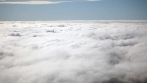 Vista desde la ventana desde el avión sobre las nubes — Vídeos de Stock