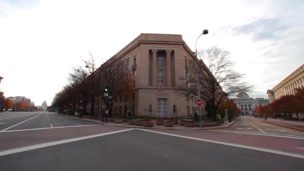 Οδηγώντας μέσα από ένα δρόμο στην Ουάσινγκτον, κοντά στο κτίριο των ΗΠΑ Capitol — Αρχείο Βίντεο