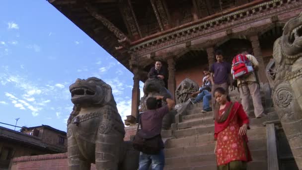 Straat verkeer en standbeelden op het plein van de Bhaktapur in Nepal — Stockvideo