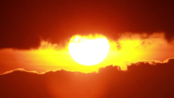 A nap, felhőkön át tetőzik statikus nézet. — Stock videók