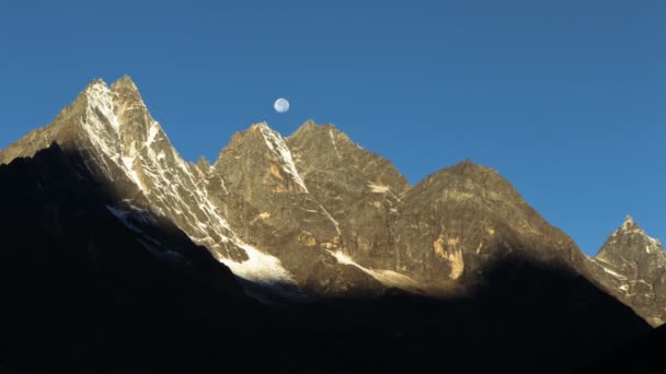 Luna che va dietro cime himalayane al mattino . — Video Stock