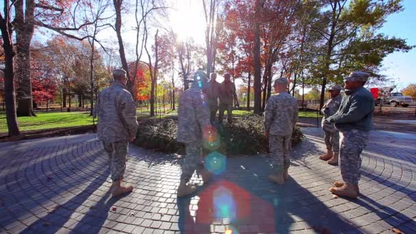Soldaten im Kreis in der Nähe des Washington-Denkmals. — Stockvideo