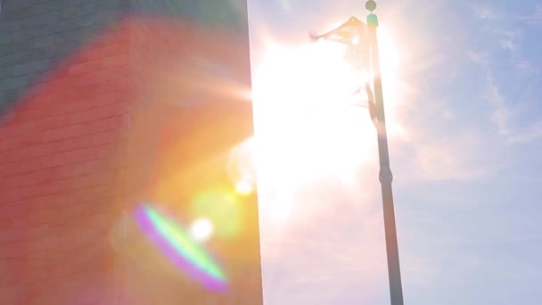 Bandera americana al lado del Monumento a Washington . — Vídeo de stock