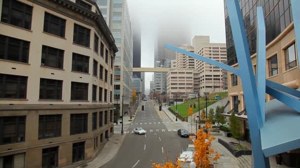 Op zoek naar beneden 5e Ave. in Seattle. — Stockvideo