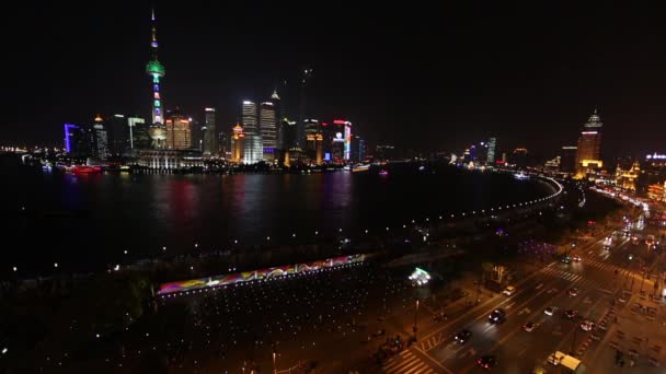 Vista ampla com vista para o rio Huangpu em direção a muitas torres em Xangai, China . — Vídeo de Stock