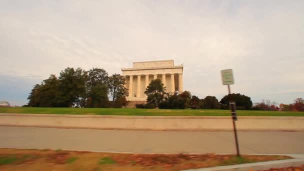 A panning shot of the National Treasury building on a morning. — Stock Video