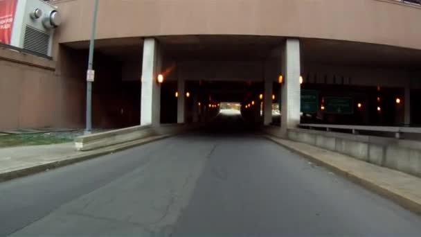 Una toma de mano de conducir a través de un túnel debajo de un edificio en Washington DC . — Vídeos de Stock