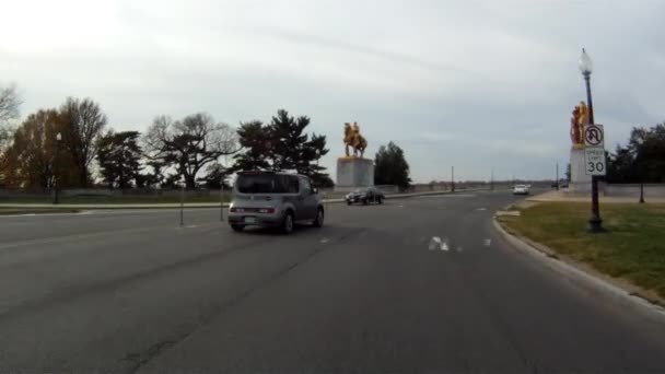 Una toma de mano de conducir por una carretera curva en Washington DC . — Vídeos de Stock