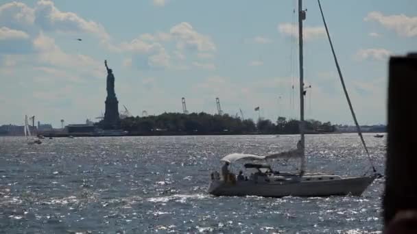 Pohled na sochu svobody a plovoucí Hudson River trajektem. — Stock video