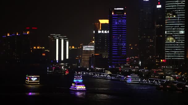 Barcos y rascacielos de noche — Vídeos de Stock