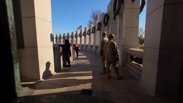 Солдаты, стоящие у мемориала Второй мировой войны . — стоковое видео