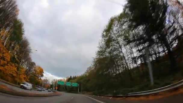 Coches conduce por la carretera — Vídeos de Stock