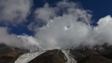 Himalaya zirveleri geçerken bulutlar