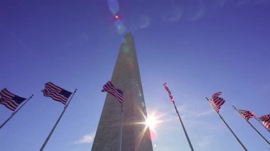 Washington Anıtı önünde sallayarak bayrakları.