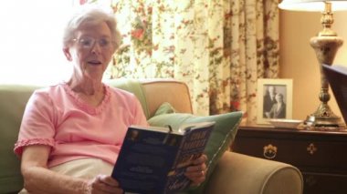 Kitap okuma bir yaşlı çift bir izleme çekim.