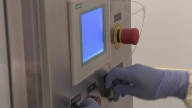 Bir kadının bir makinenin düğmesine basarak closeup el atış.