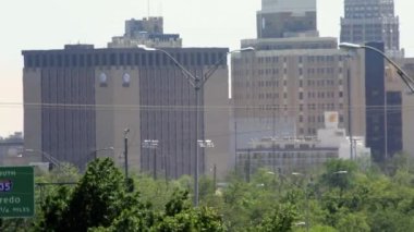 Yakınlaştırılmış downtown San Antonio görüntüleme I-35 işareti görünümünü.