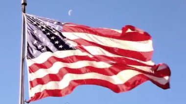 Kore Savaşı gazileri Anıtı üzerinde uçan Amerikan bayrağı