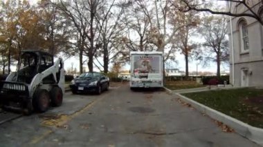 Yavaş yavaş bir U-Haul kamyondan uzak bir backstreet çekerek bir el atış 