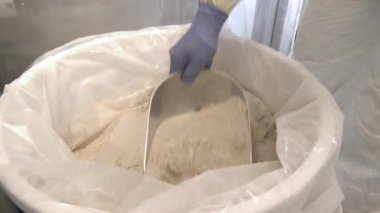 bir huni toz scooping kişi