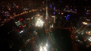 Geceleri Huangu parka baktığını yakınlaştırma görünümü.