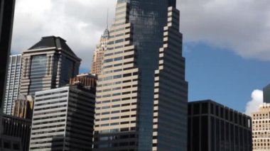 Doğu Nehri feribot ile yüzen ise New York şehir manzarası Yakınlaştırılmış görünümünü.